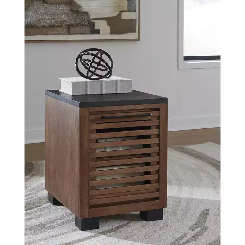 Mesa auxiliar Kallari con armario de almacenamiento de madera de dos tonos, marrón cálido