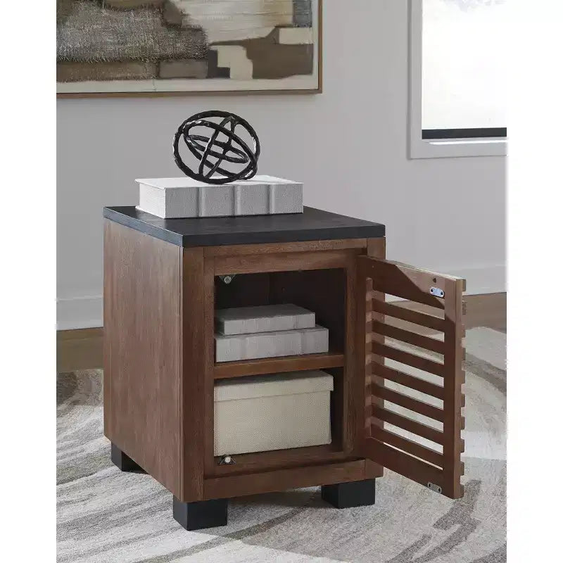Mesa auxiliar Kallari con armario de almacenamiento de madera de dos tonos, marrón cálido