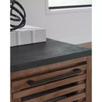 Mesa auxiliar Kallari con armario de almacenamiento de madera de dos tonos, marrón cálido