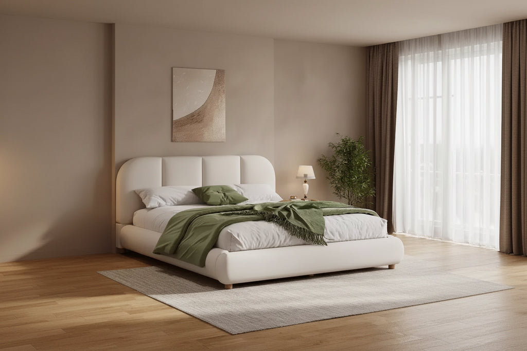 Cama tapizada Brady con tela de lino, cabecero de diseño curvo y patas de madera maciza