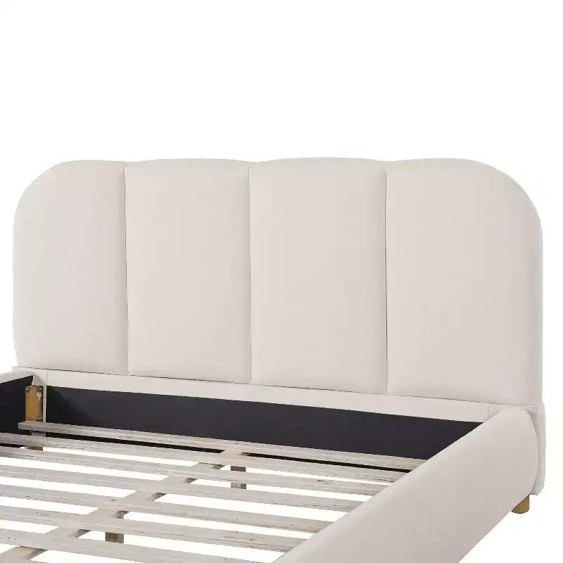 Cama tapizada Brady con tela de lino, cabecero de diseño curvo y patas de madera maciza