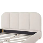Cama tapizada Brady con tela de lino, cabecero de diseño curvo y patas de madera maciza