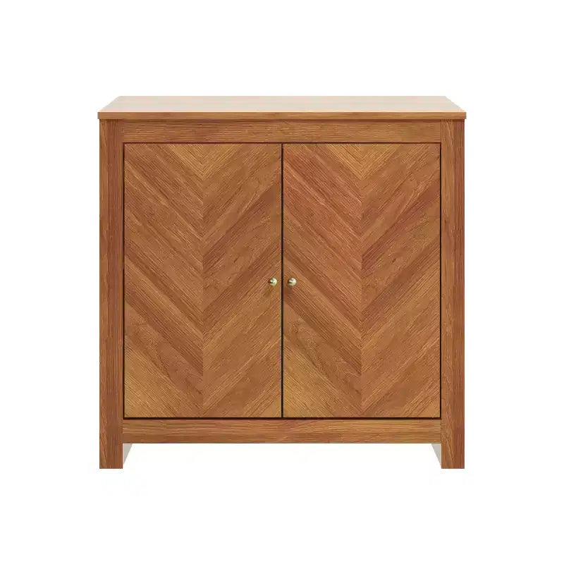 Gabinete decorativo de 2 puertas con diseño de chevrón en nogal ámbar 78.5 cm An. x 40.1 cm Pr. x 76.2 cm Al.