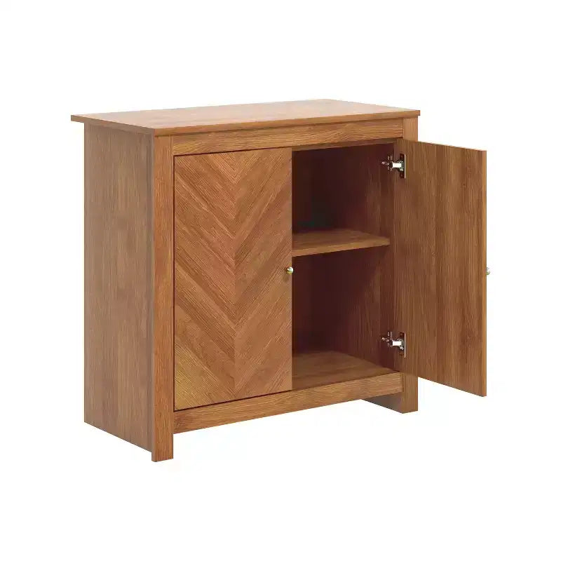 Gabinete decorativo de 2 puertas con diseño de chevrón en nogal ámbar 78.5 cm An. x 40.1 cm Pr. x 76.2 cm Al.