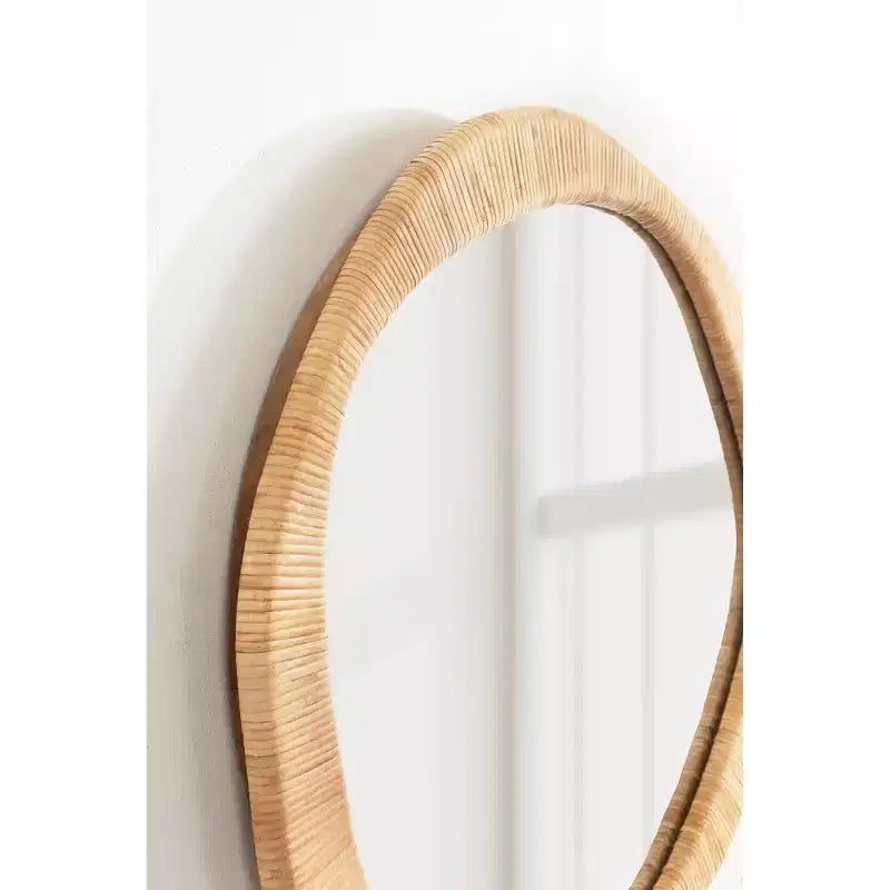 Espejo de pared redondo irregular de ratán Rahfy, natural, 26x26