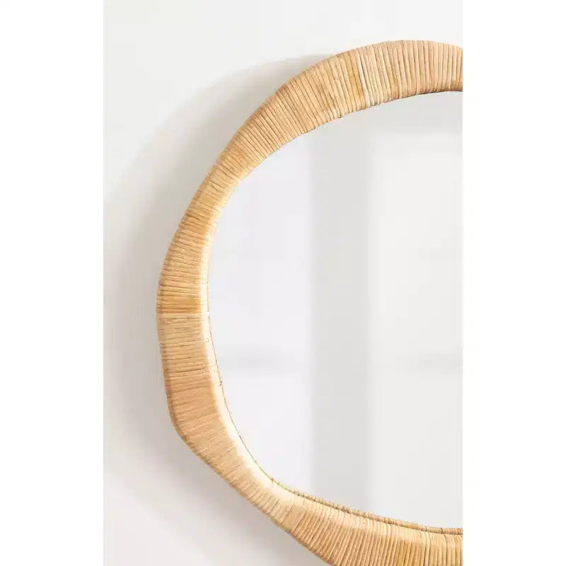 Espejo de pared redondo irregular de ratán Rahfy, natural, 26x26