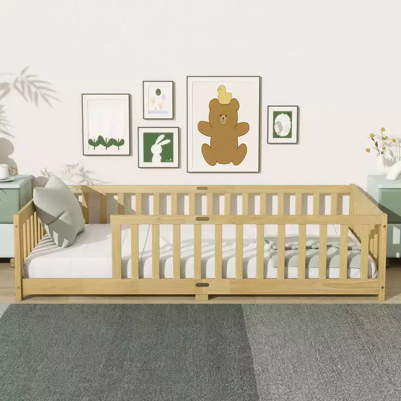 Cama de piso individual con valla sin puerta, cama de piso de madera de caucho con barandillas de seguridad