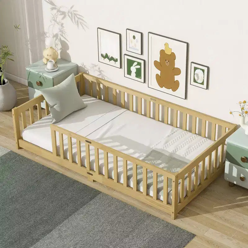 Cama de piso individual con valla sin puerta, cama de piso de madera de caucho con barandillas de seguridad