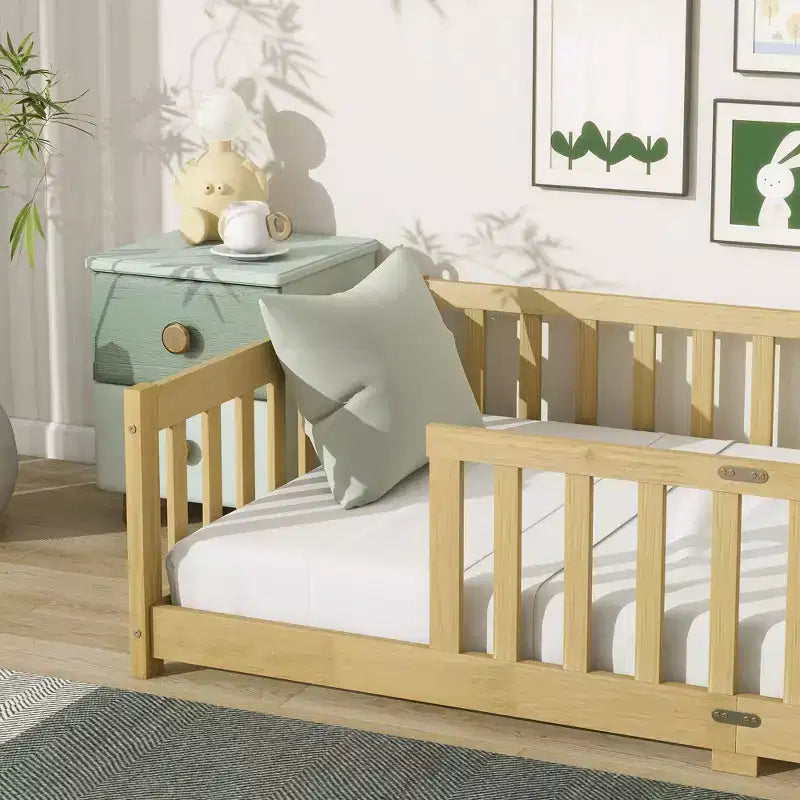 Cama de piso individual con valla sin puerta, cama de piso de madera de caucho con barandillas de seguridad