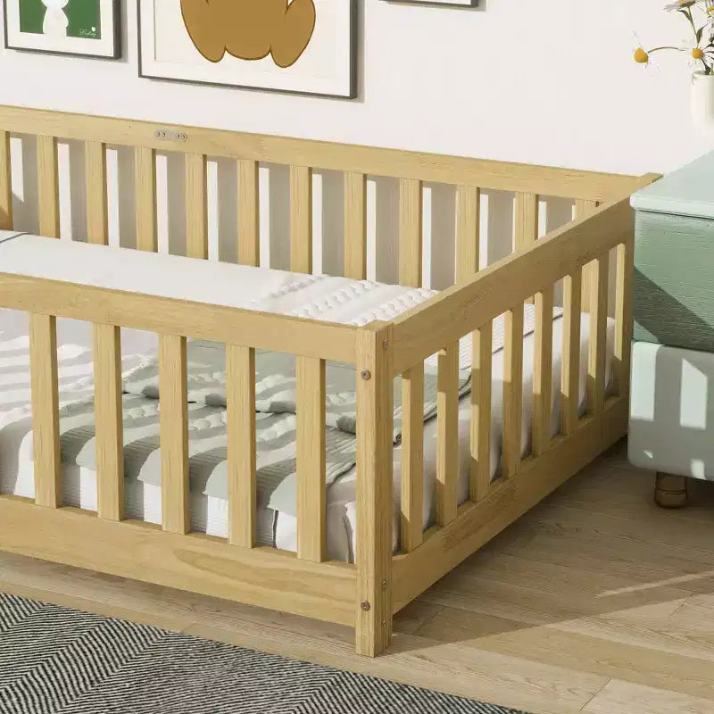 Cama de piso individual con valla sin puerta, cama de piso de madera de caucho con barandillas de seguridad
