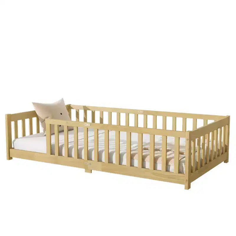 Cama de piso individual con valla sin puerta, cama de piso de madera de caucho con barandillas de seguridad