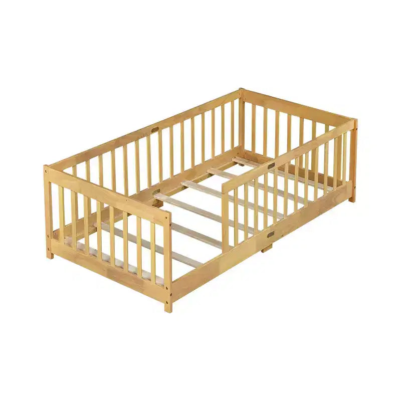 Cama de piso individual con valla sin puerta, cama de piso de madera de caucho con barandillas de seguridad